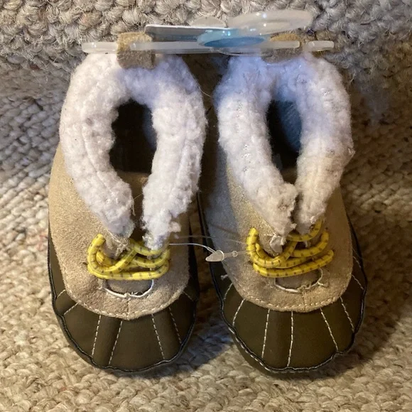“Host Pick” Carter’s Brown & Beige Crib Duck Boots with Faux Sherpa Lining - Picture 4 of 8